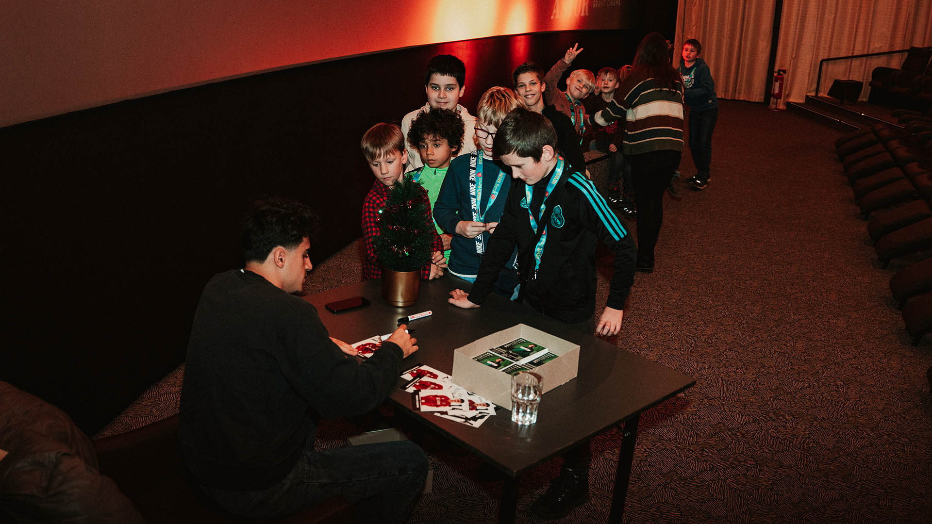 Chakroun schreibt Autogramme.