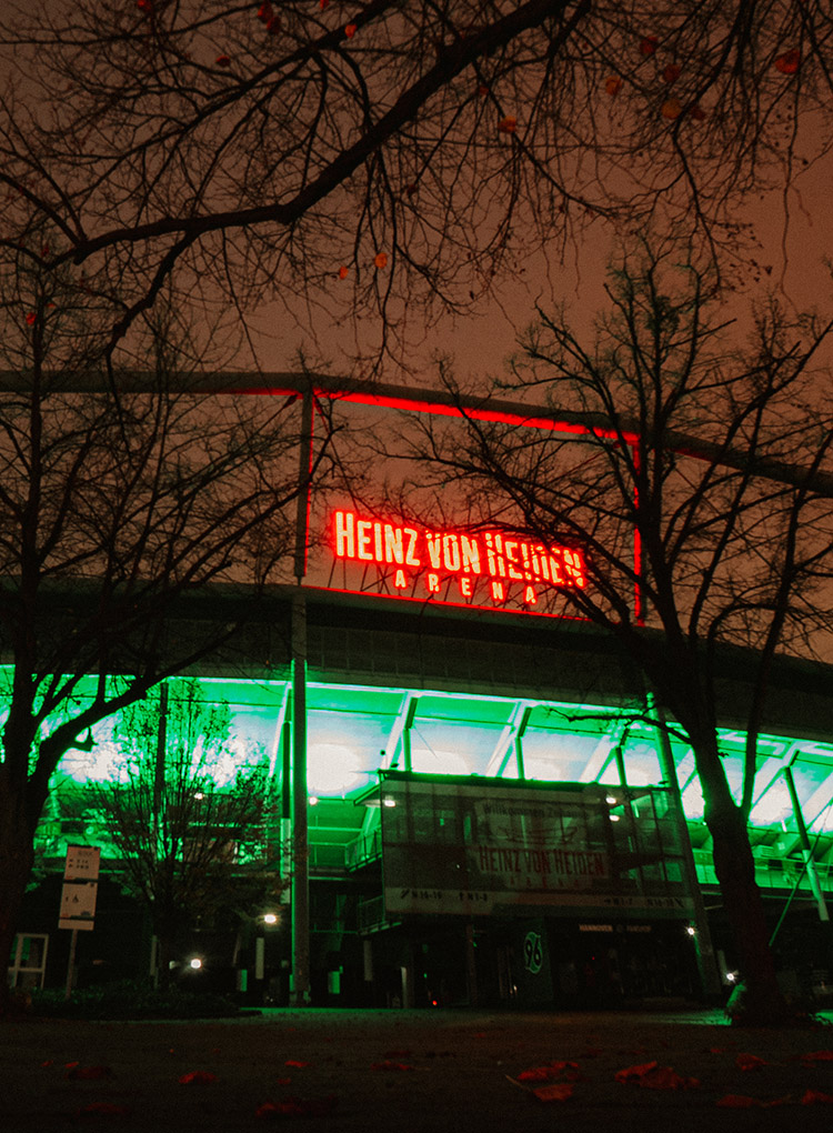 Die Heinz von Heiden Arena im dunkeln und beleuchtet.