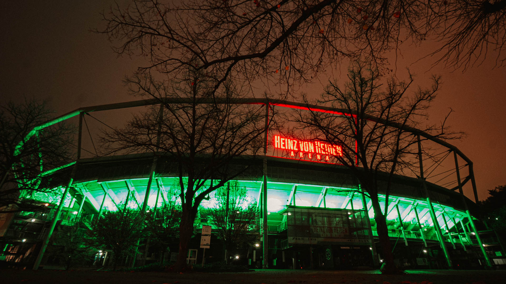 Die Heinz von Heiden Arena im dunkeln und beleuchtet.