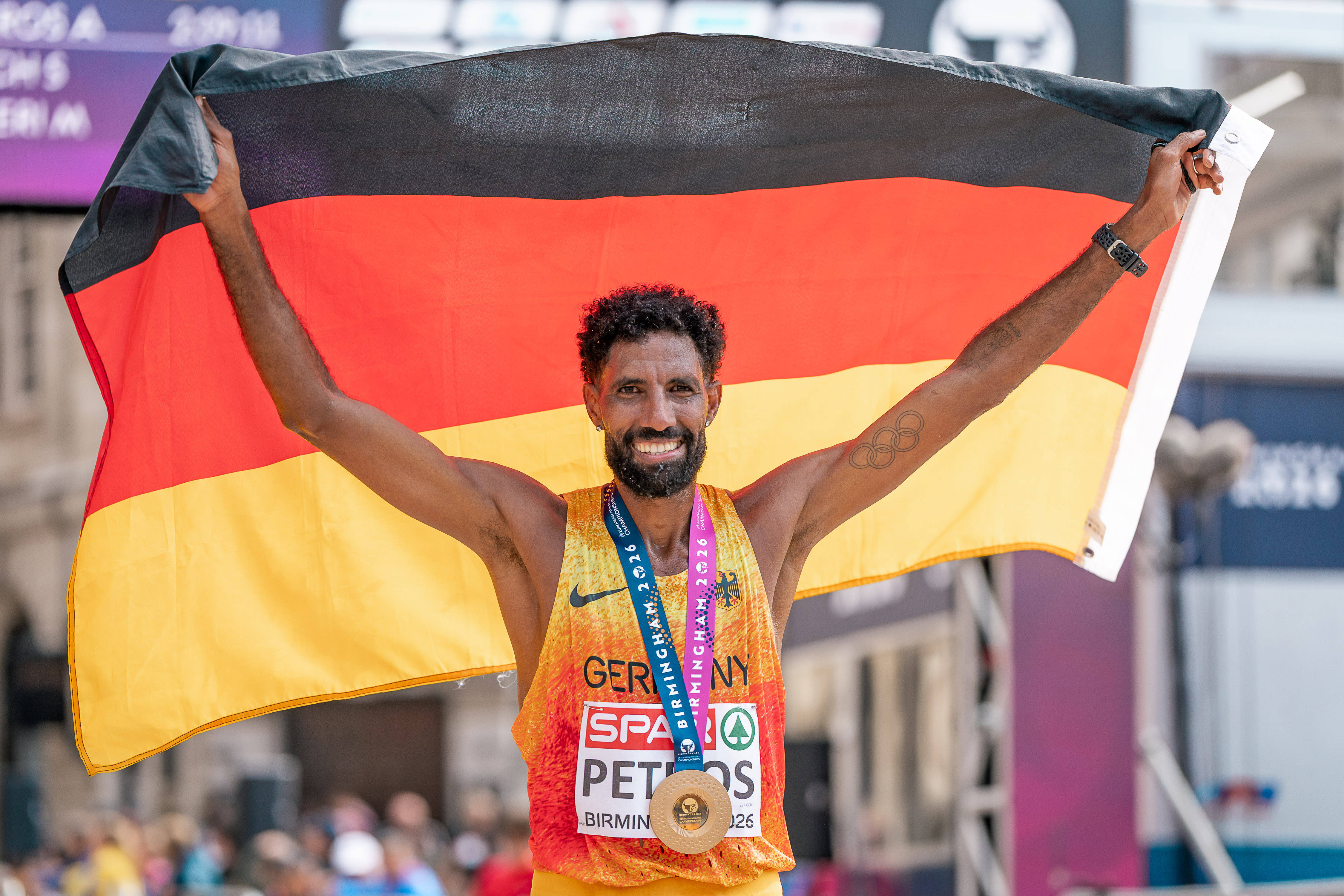 Amanal Petros mit Deutschlandflagge und Goldmedaille