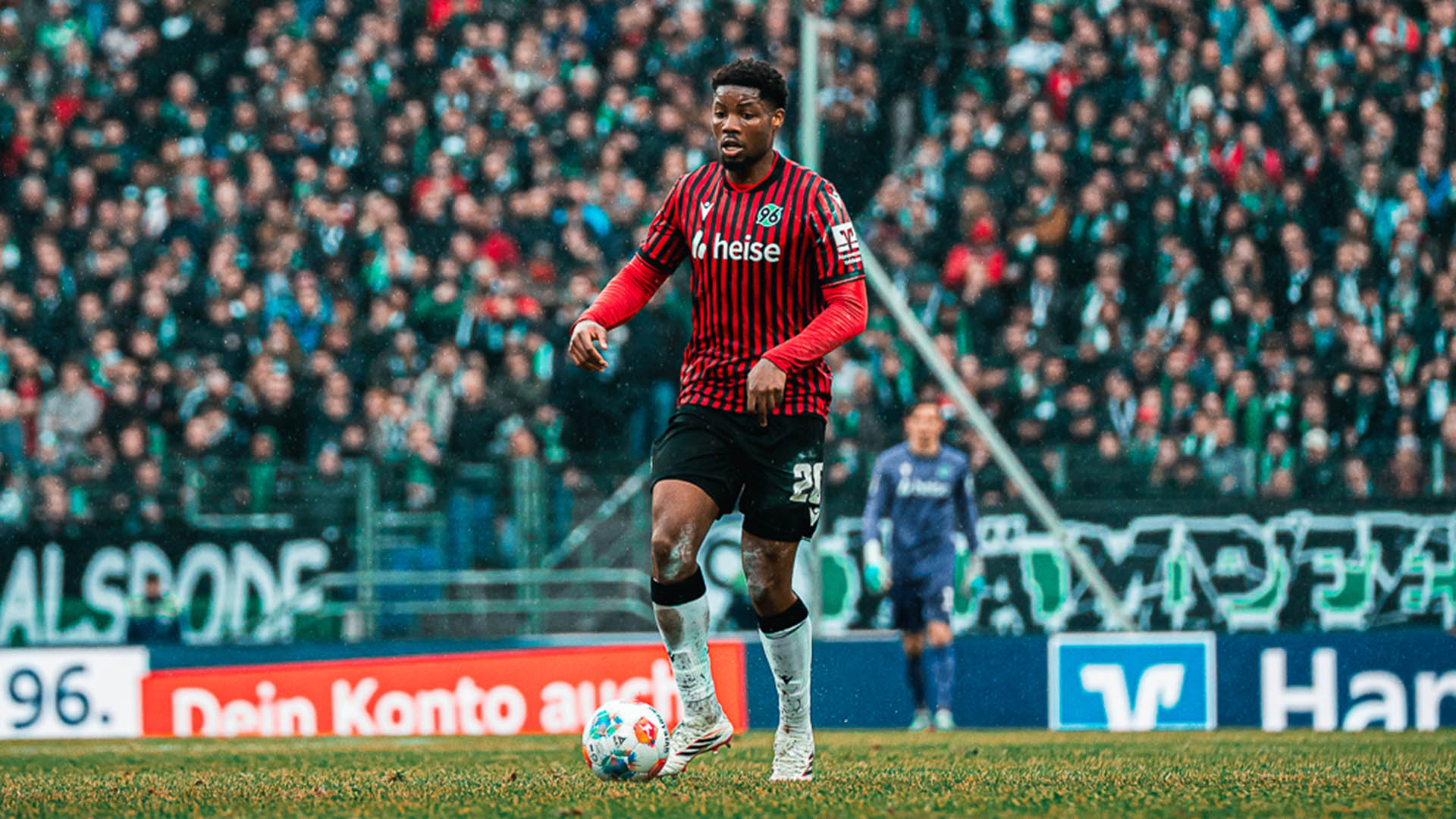 Ime Okon auf dem Spielfeld am Ball.