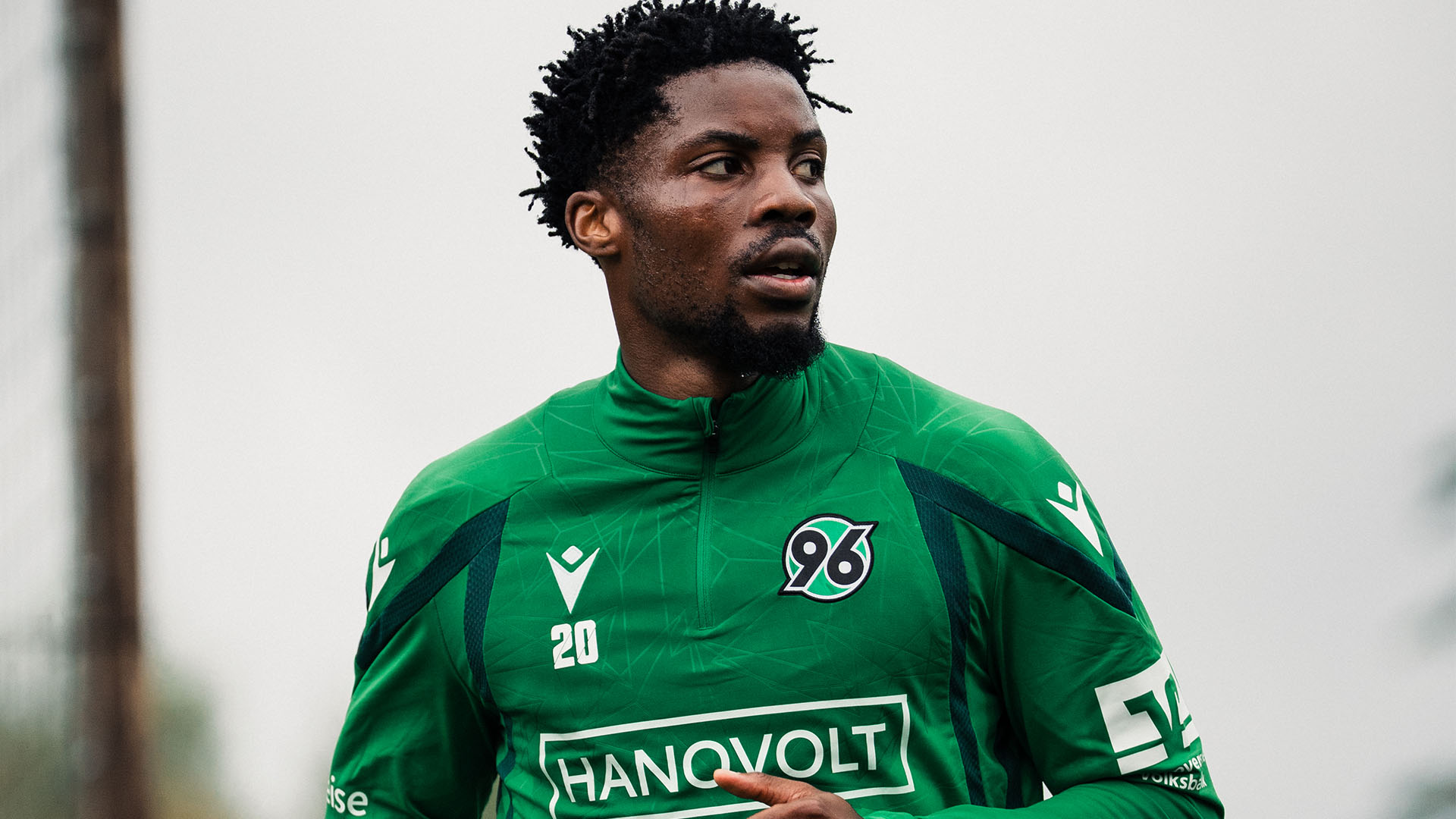 Ime Okon in grünen 96-Trainingsklamotten.