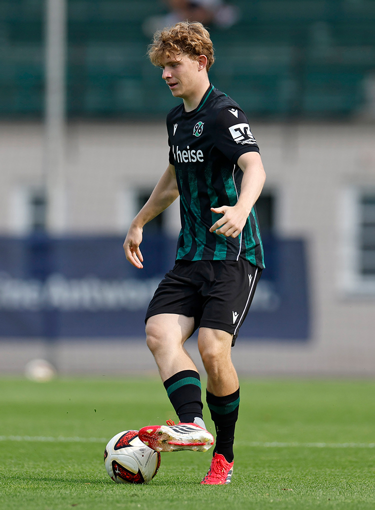 Joschua Siewert am Ball.