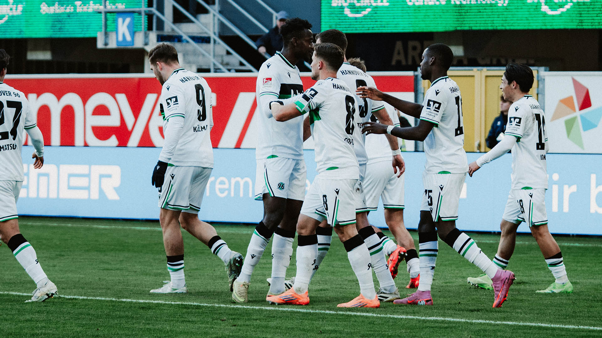 Jubeltraube aus 96 Spielern.