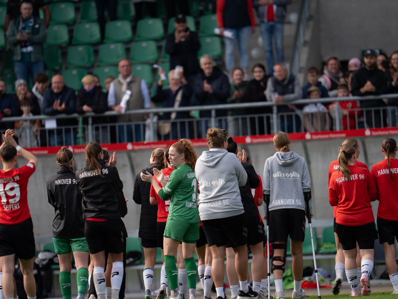 Die Frauen gehen zur Tribüne und applaudieren.