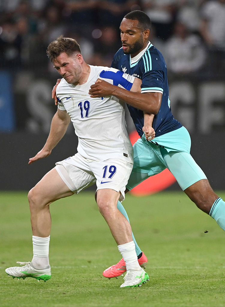 Benjamin Källman im Zweikampf mit Jonathan Tah.