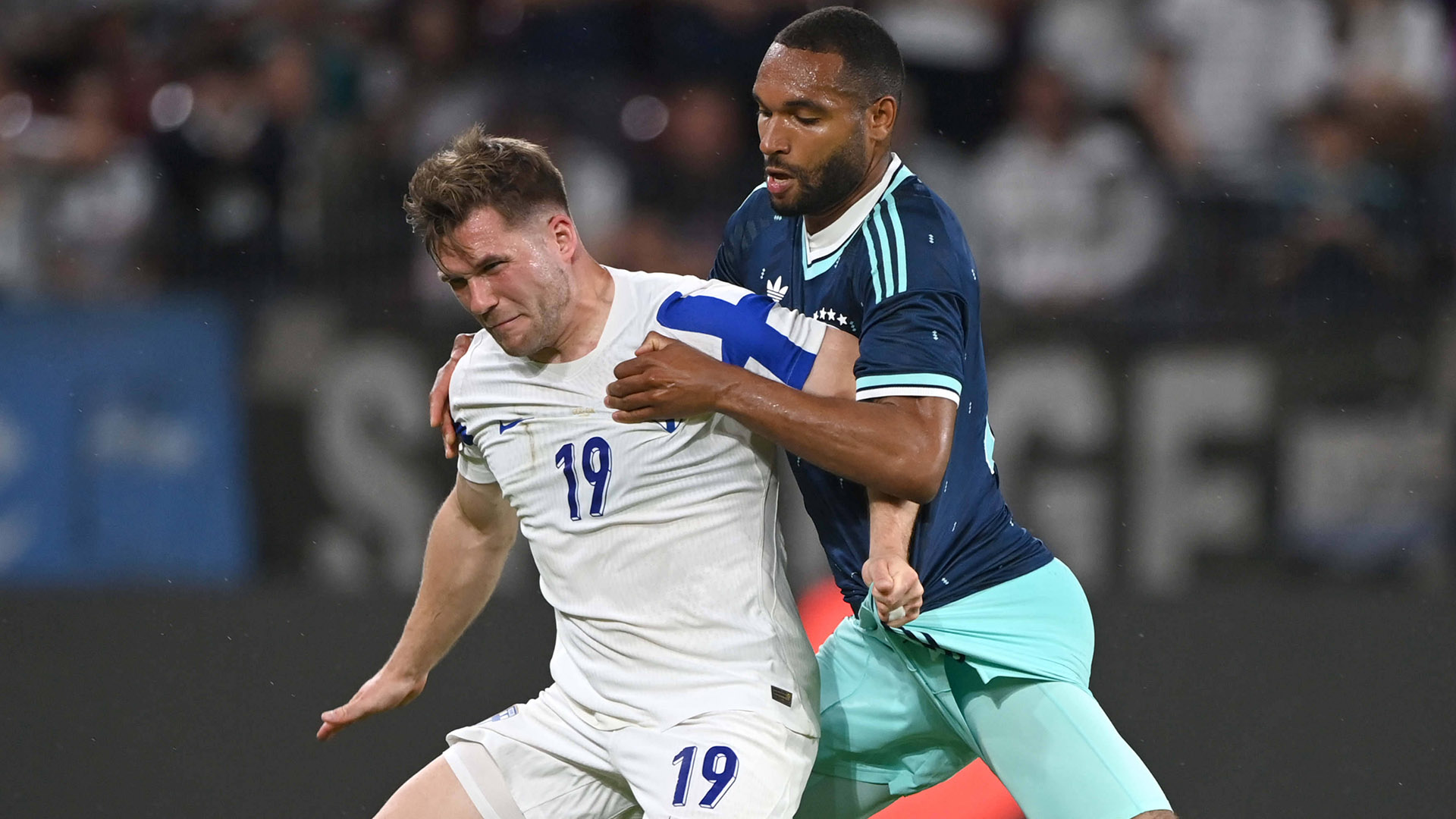 Benjamin Källman im Zweikampf mit Jonathan Tah.