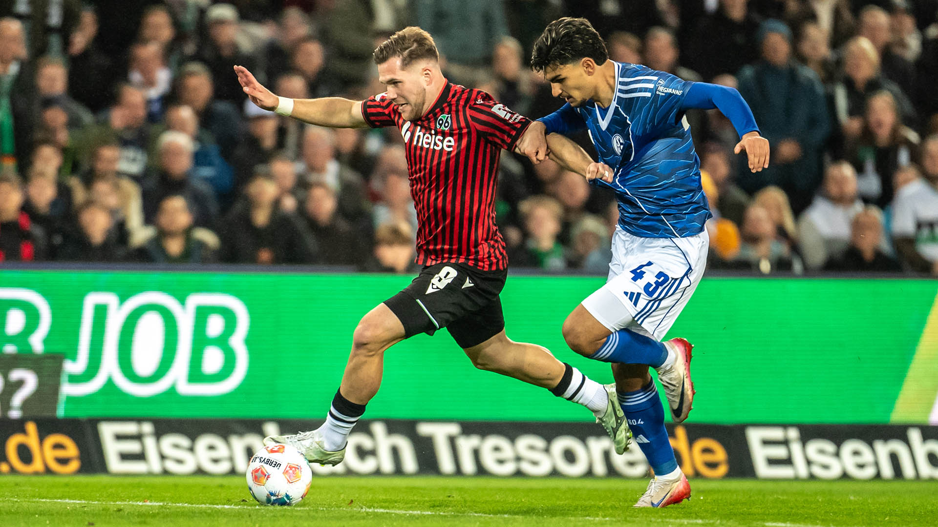 Benjamin Källman schirmt den Ball vor einem Schalker Verteidiger ab.