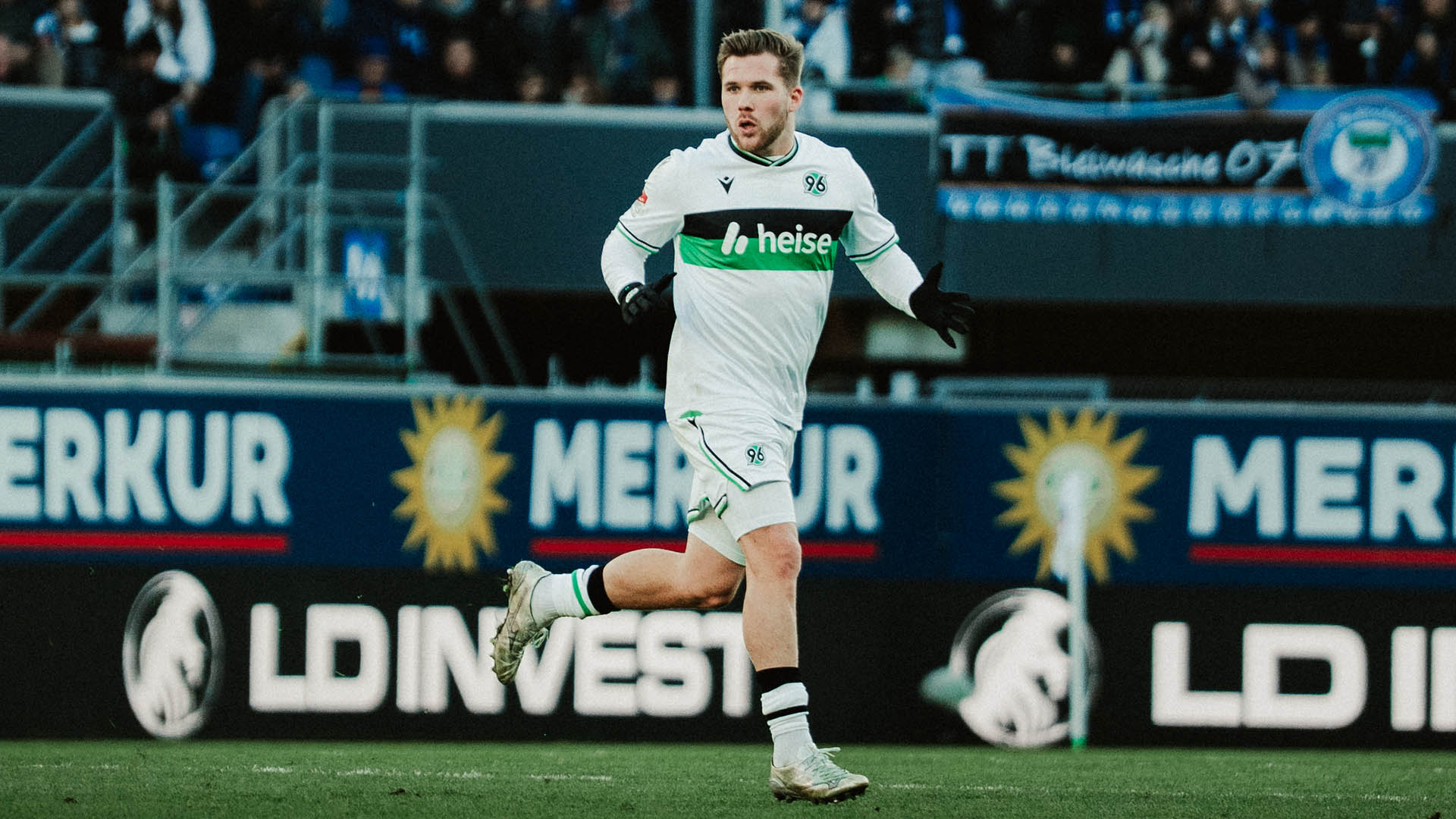 Källman im weißen 96-Dress.