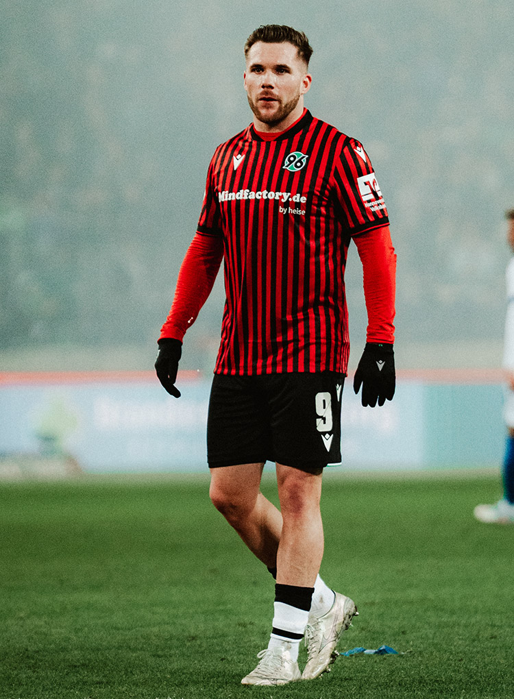 Benjamin Källman im roten Trikot zentral im Bild.