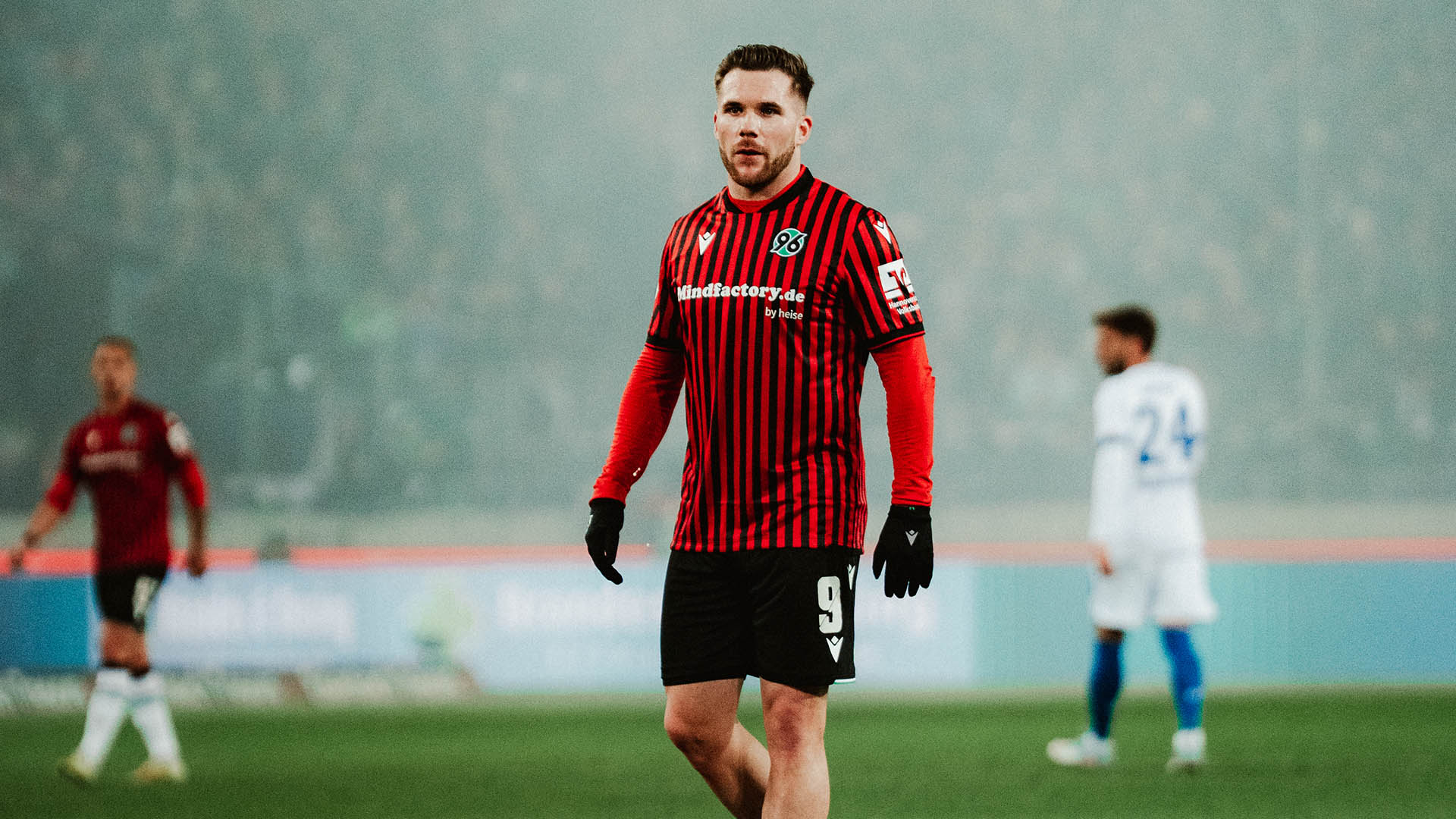 Benjamin Källman im roten Trikot zentral im Bild.