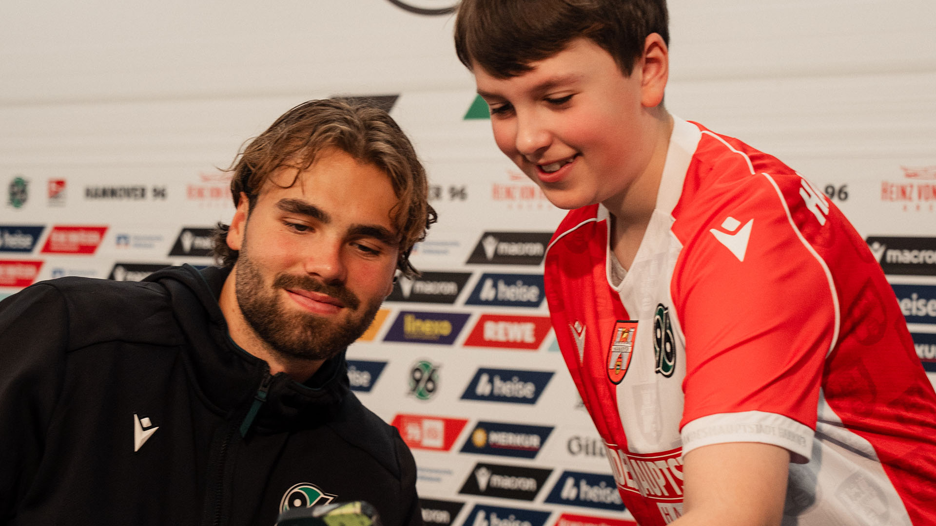 Oudenne macht Foto mit Kind.