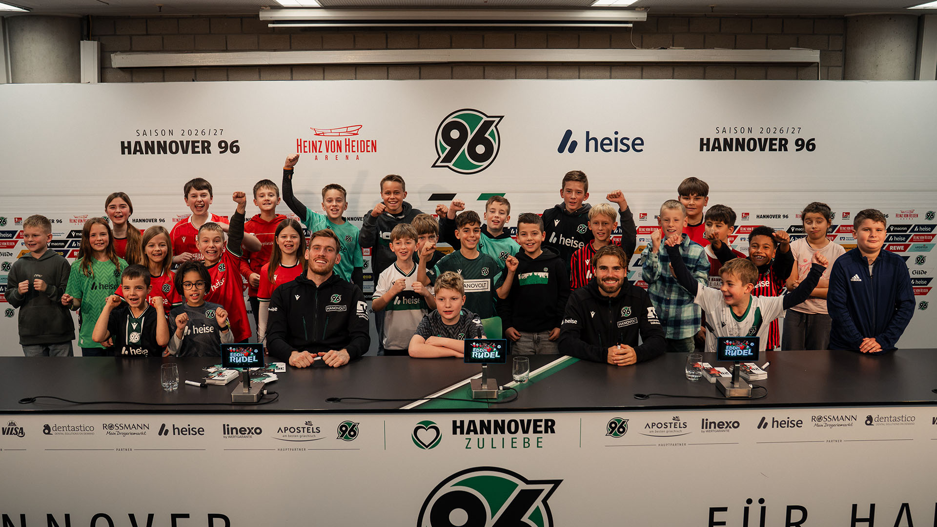 Gruppenfoto mit allen Kids.