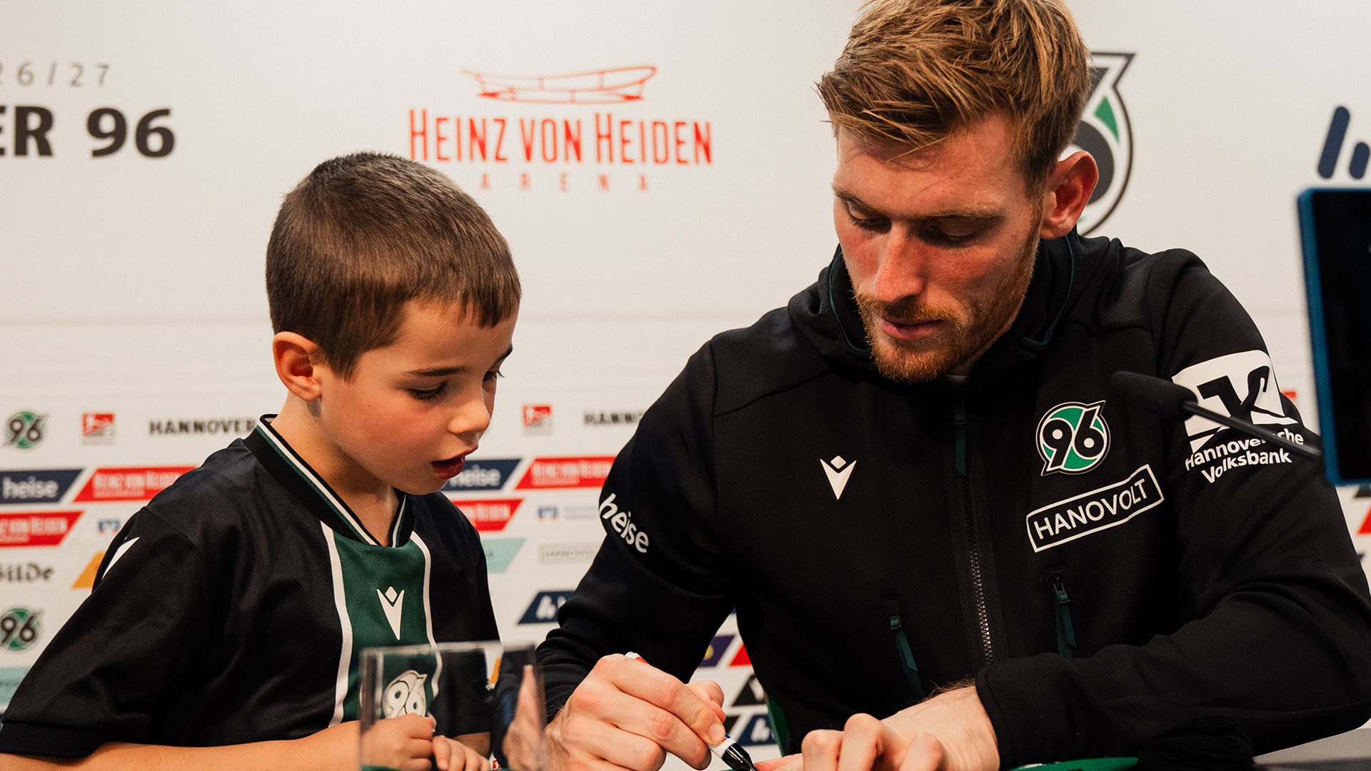 Leo Weinkauf unterschreibt Autogramm.
