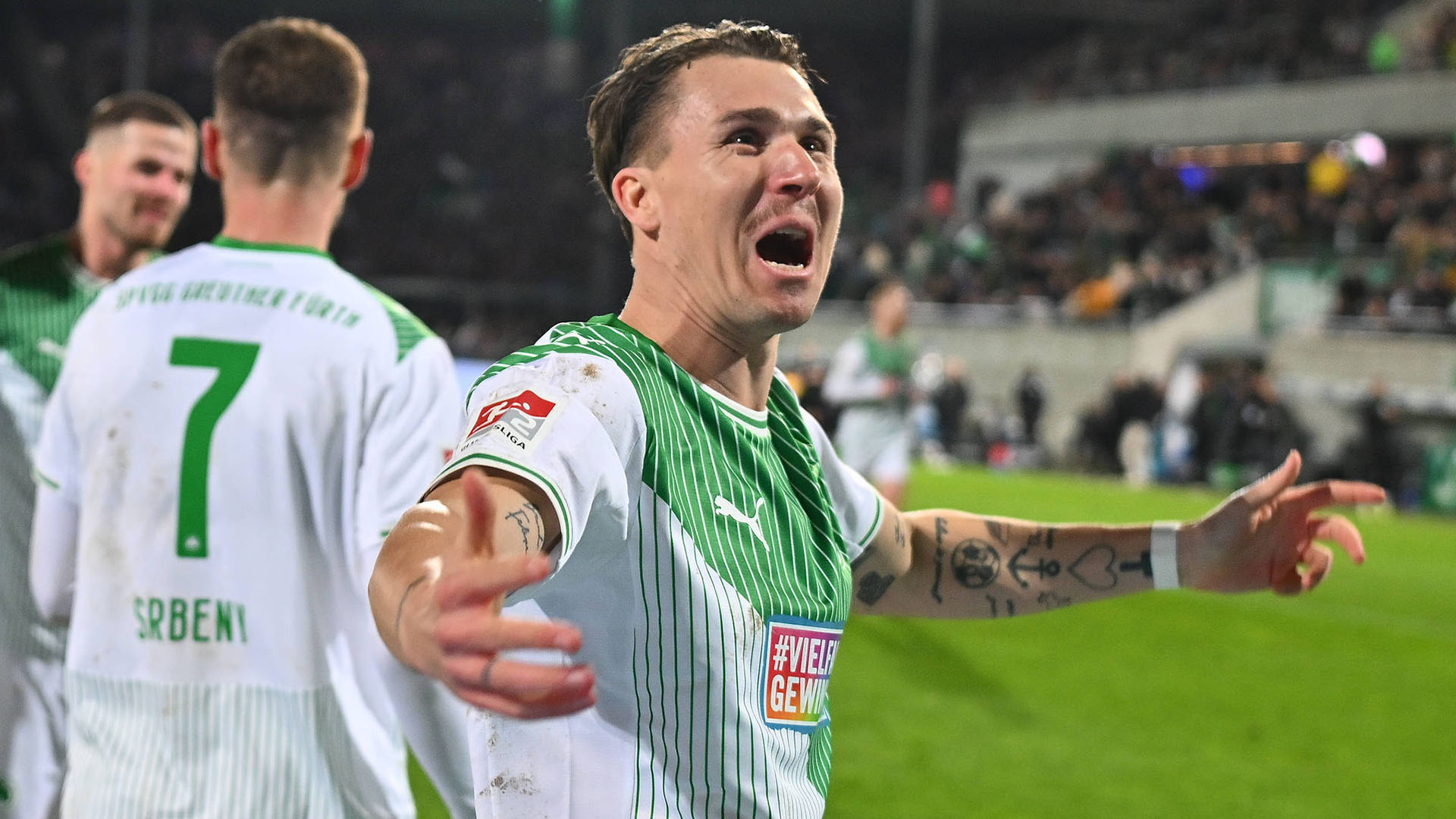 Felix Klaus feiert ein Tor mit ausgebreiteten Armen. Im Hintergrund Dennis Srbeny.