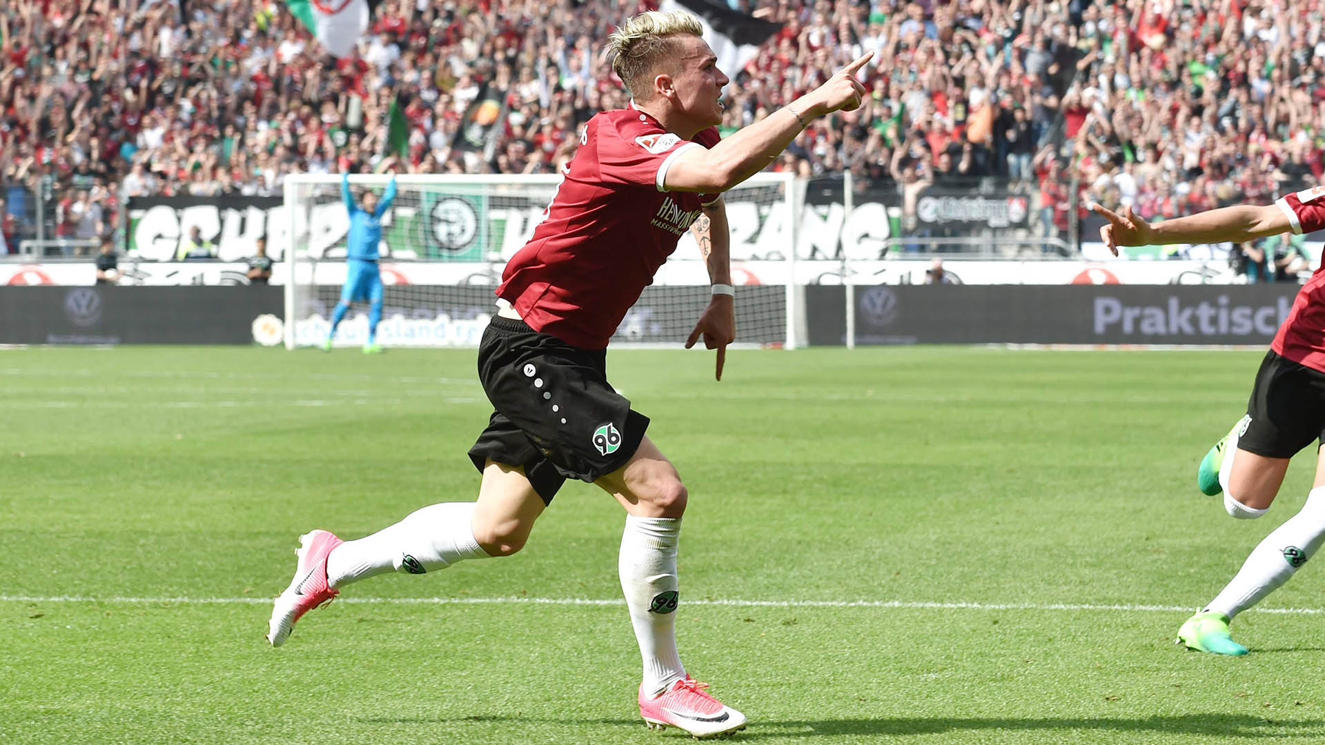 Felix Klaus bejubelt ein Tor.