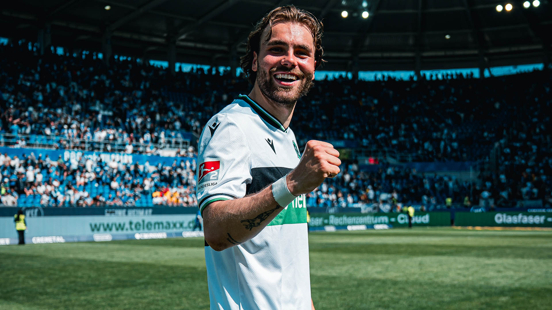 Kolja Oudenne jubelt mit einer Siegesfaust.