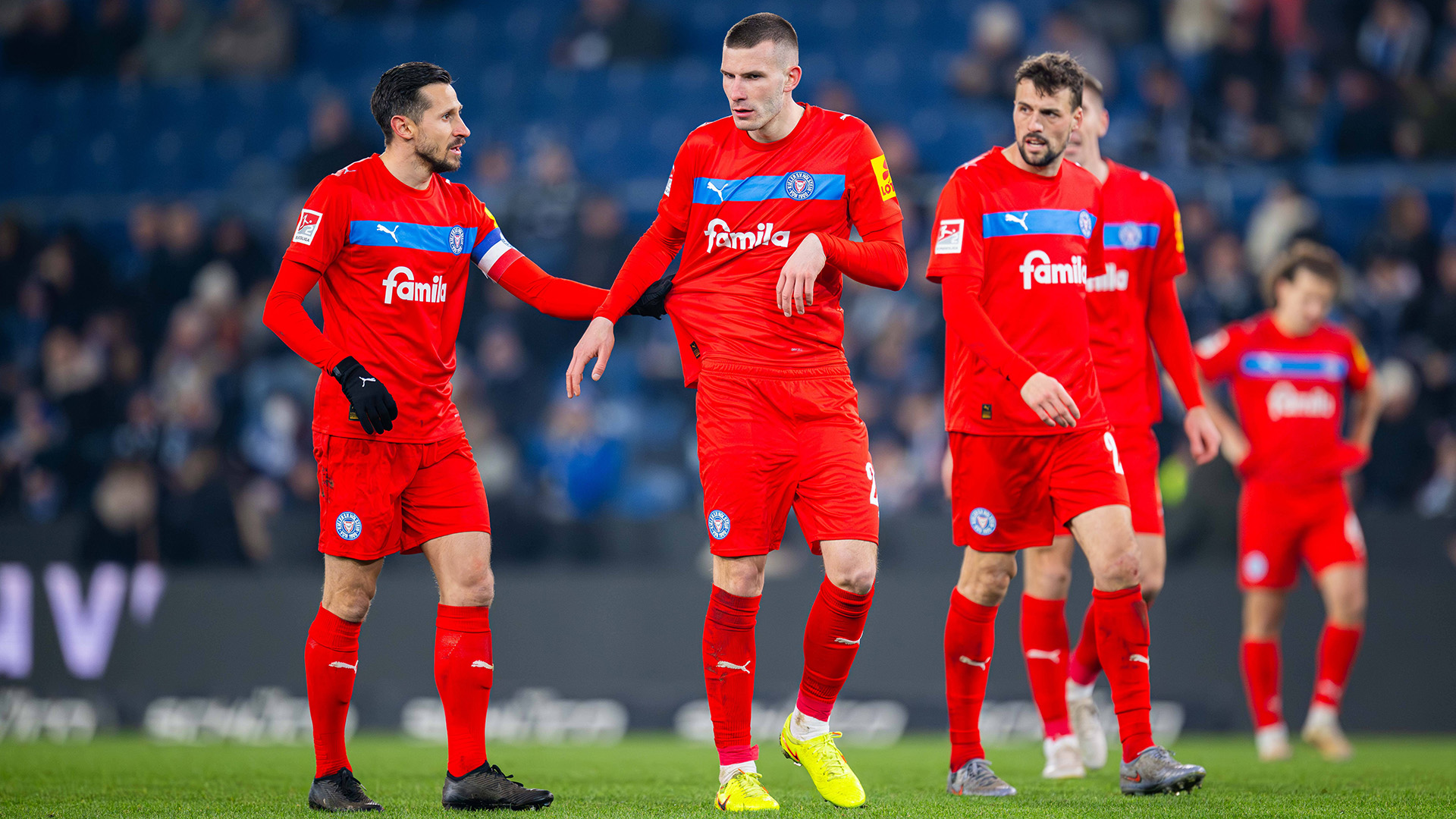 Skrzybski, Zec und Meffert in roten Kiel-Trikots (von links nach rechts).