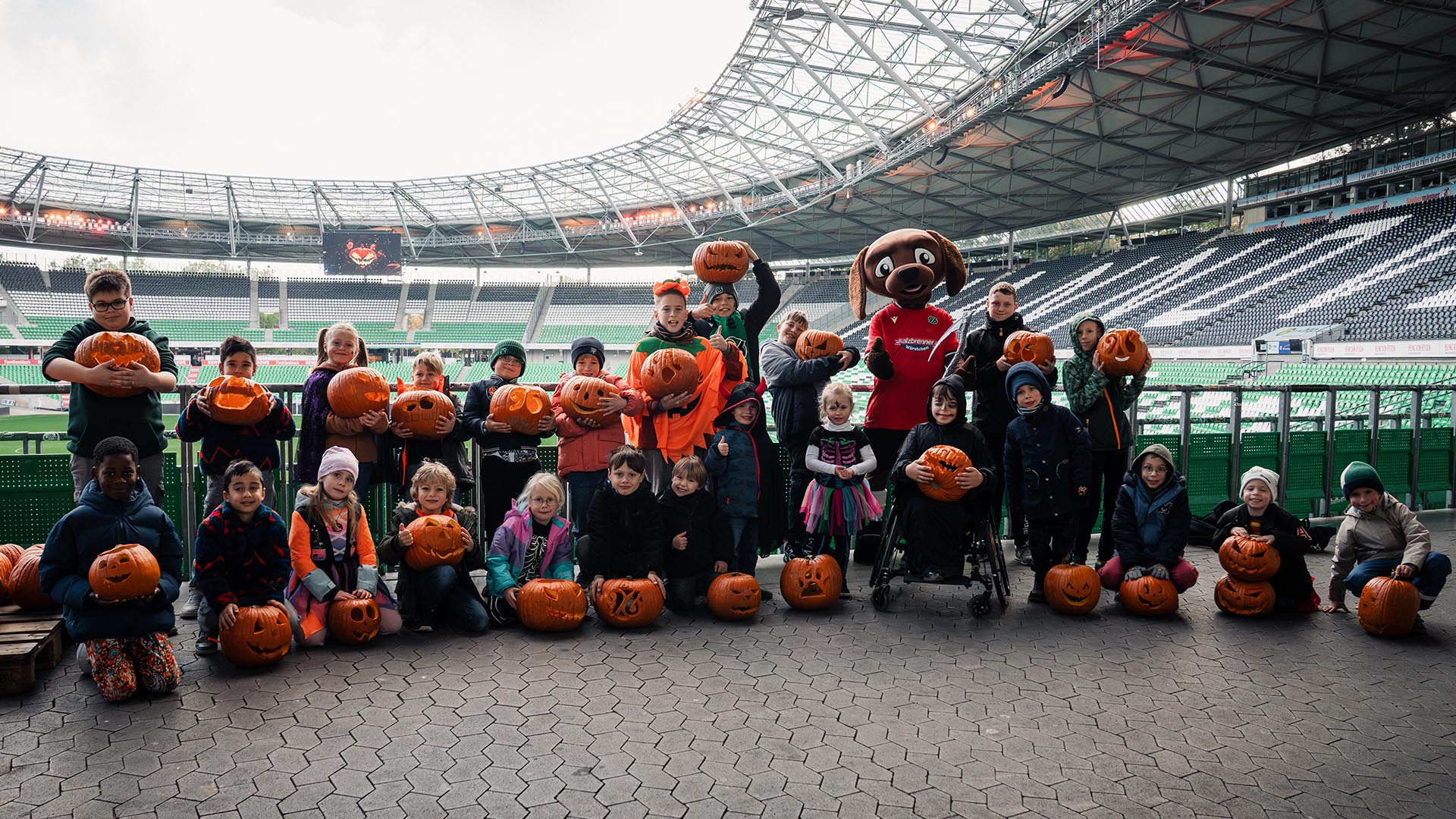Gruppebild vieler Kinder mit Kürbissen.
