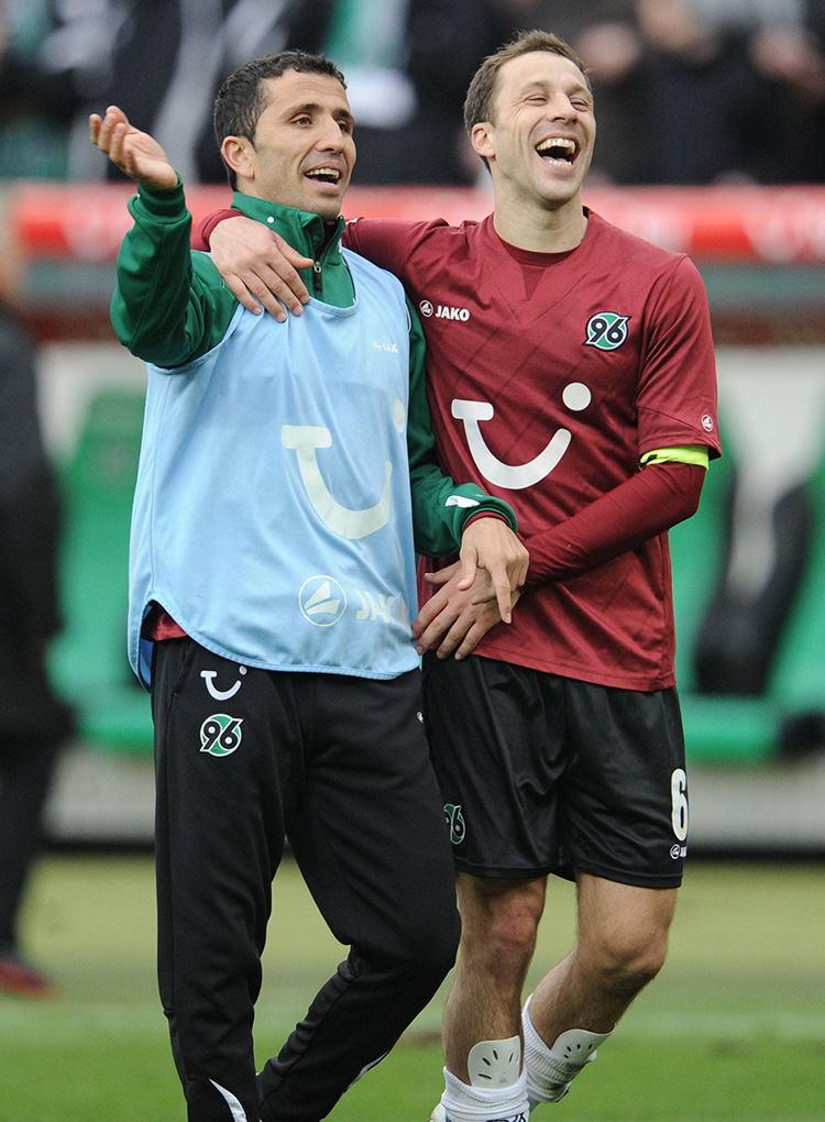 Lala und Cherundol umarmen und freuen sich.