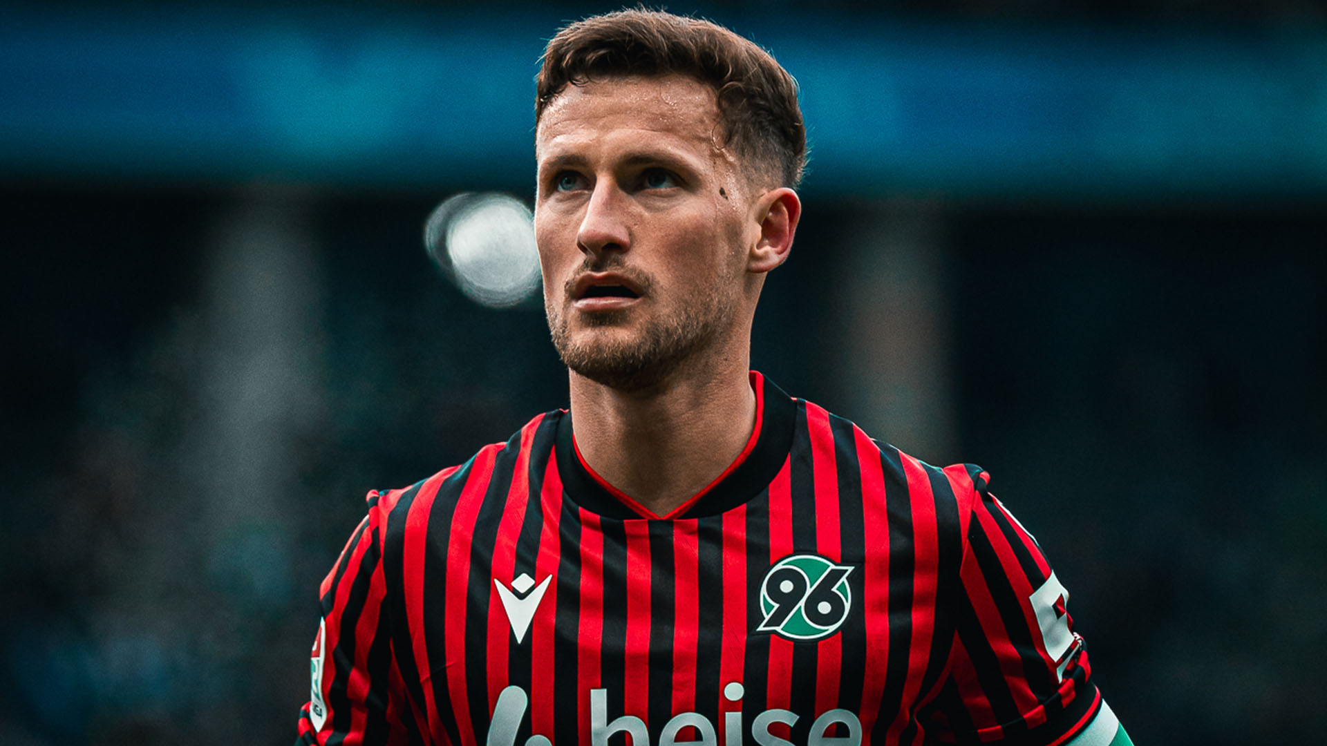 Enzo Leopold im roten 96-Trikot.