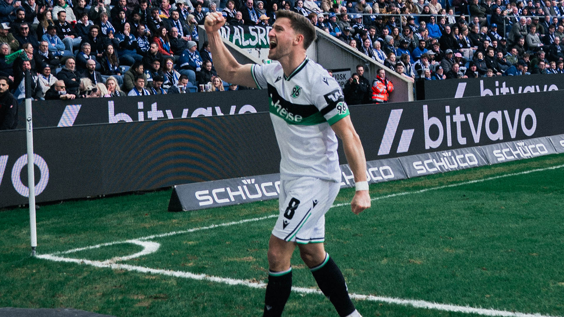 Enzo Leopold feiert ein Tor mit geballter Faust.