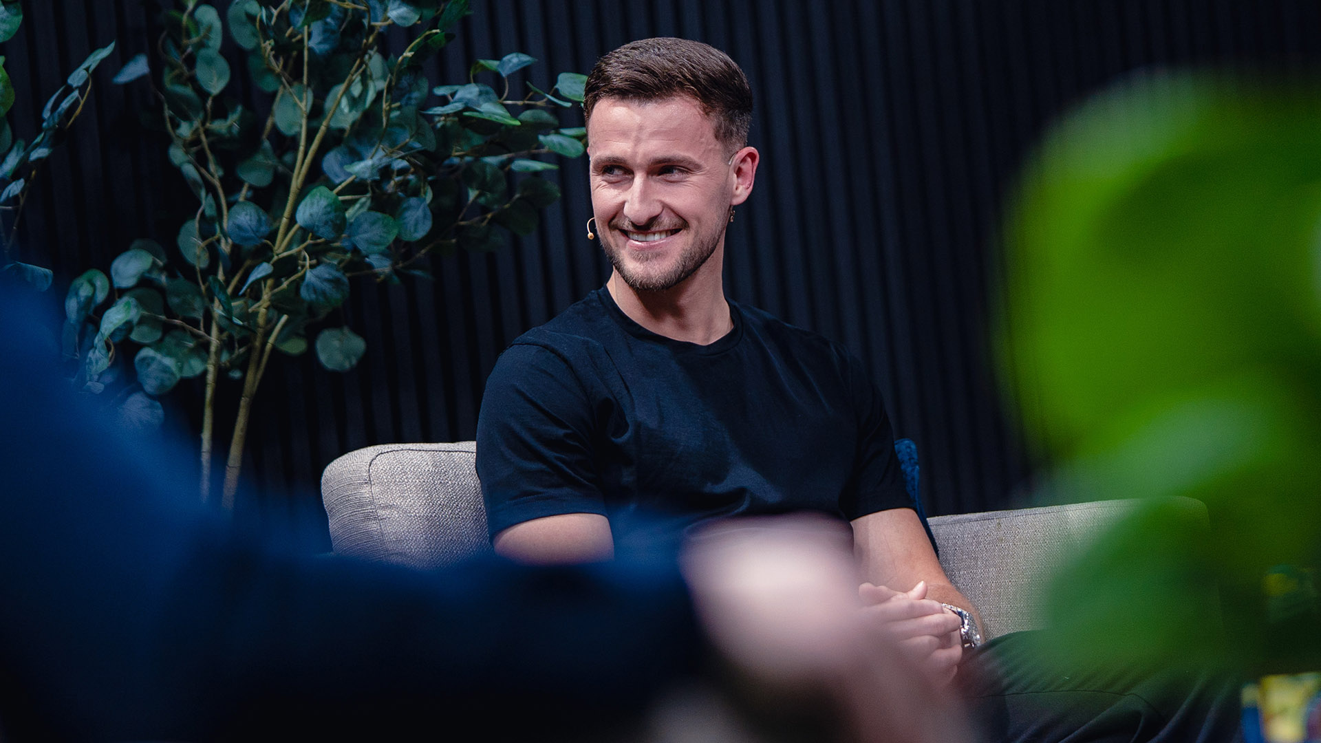 Enzo Leopold in einem Talkshow-Setting.