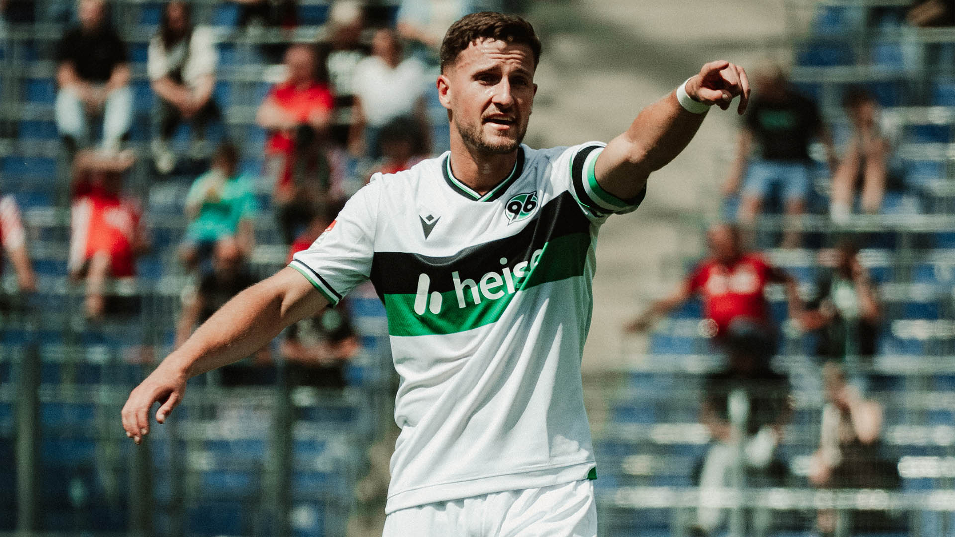 Leopold auf dem Spielfeld zeigt auf etwas.