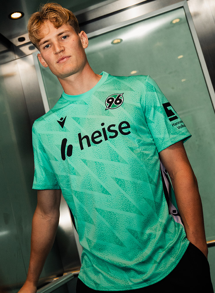 Torhüter Pascal Loretz im 96-Trikot im Fahrstuhl.