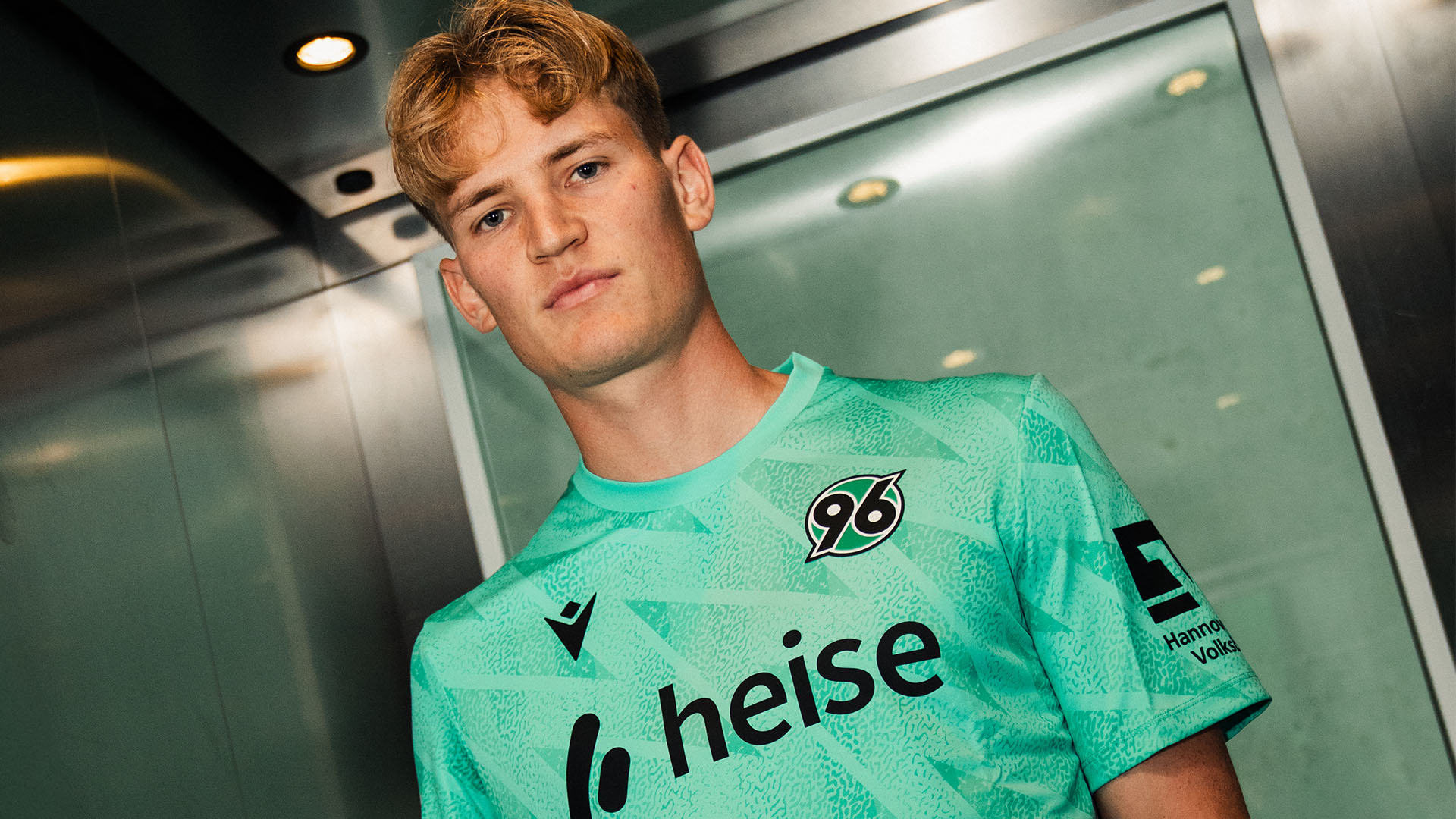 Torhüter Pascal Loretz im 96-Trikot im Fahrstuhl.