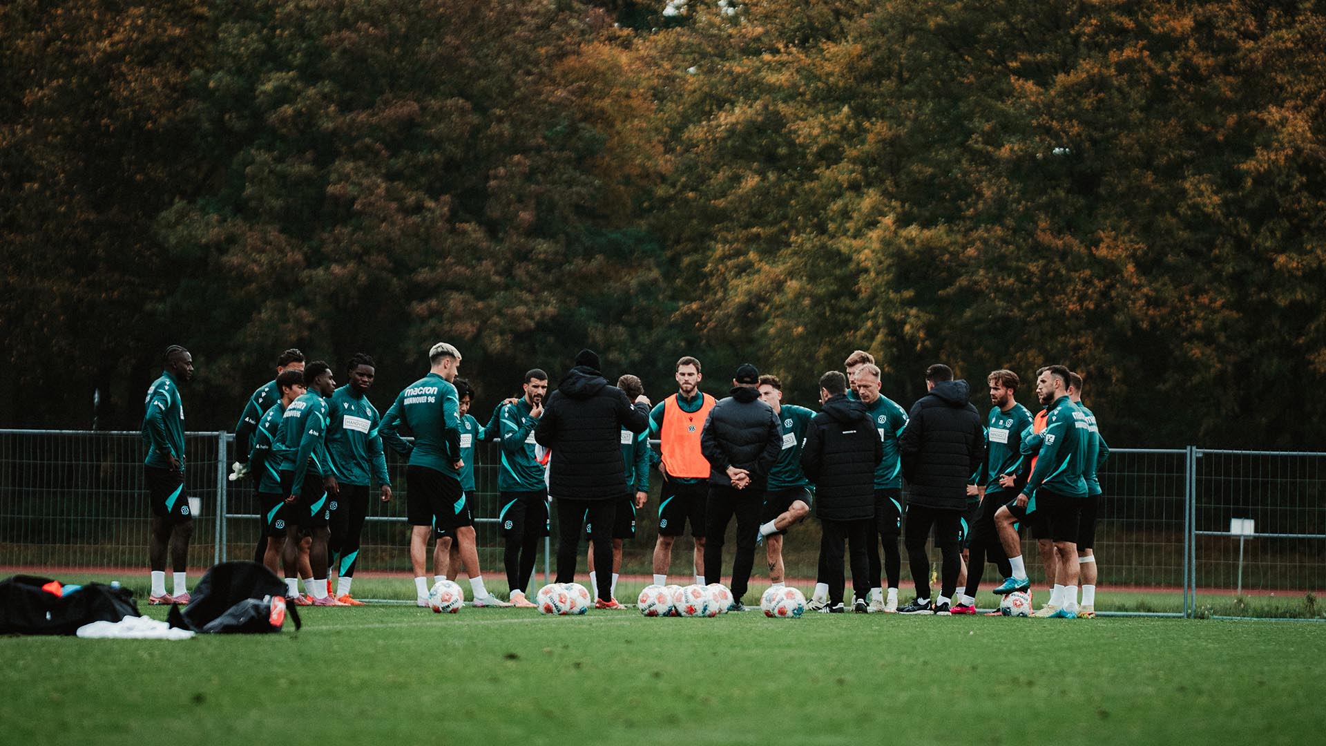 Trainingsgruppe von Hannover 96 steht auf dem Trainingsplatz.