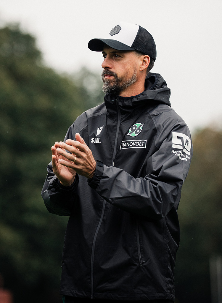 Sandro Wagner mit Kappe auf dem Trainingsplatz.