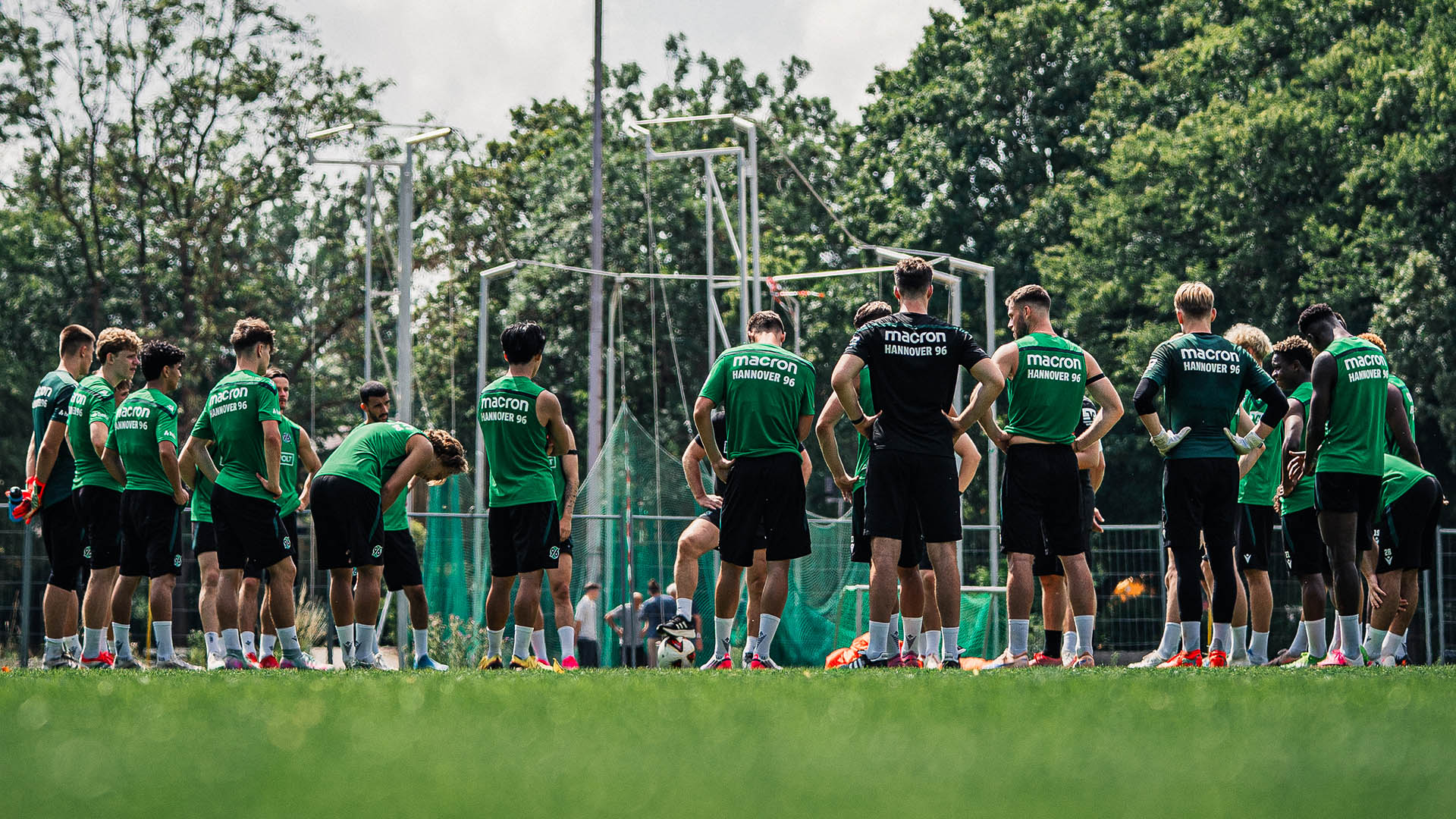 Mannschaftskreis auf dem Trainingsplatz.