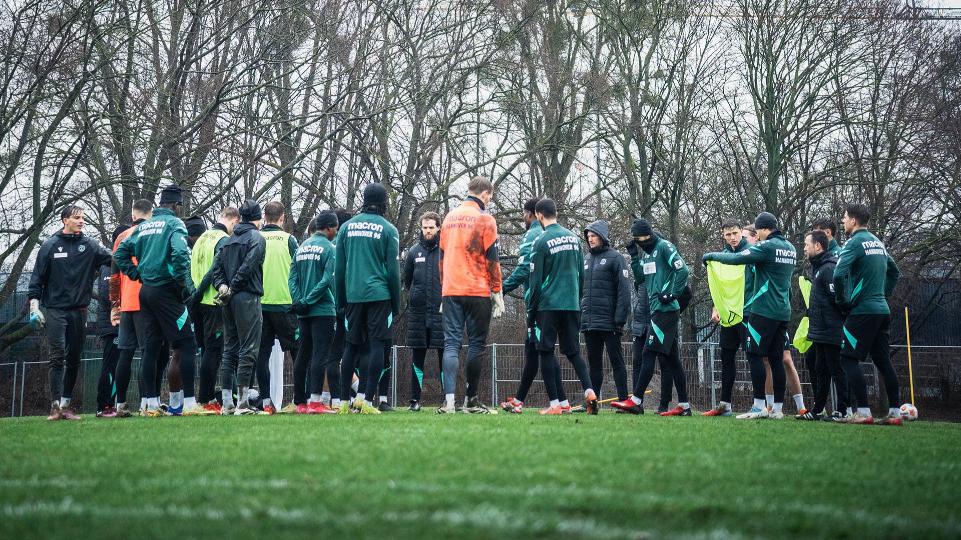 Eine Gruppe aus 96-Spielern auf dem Trainingsplatz.
