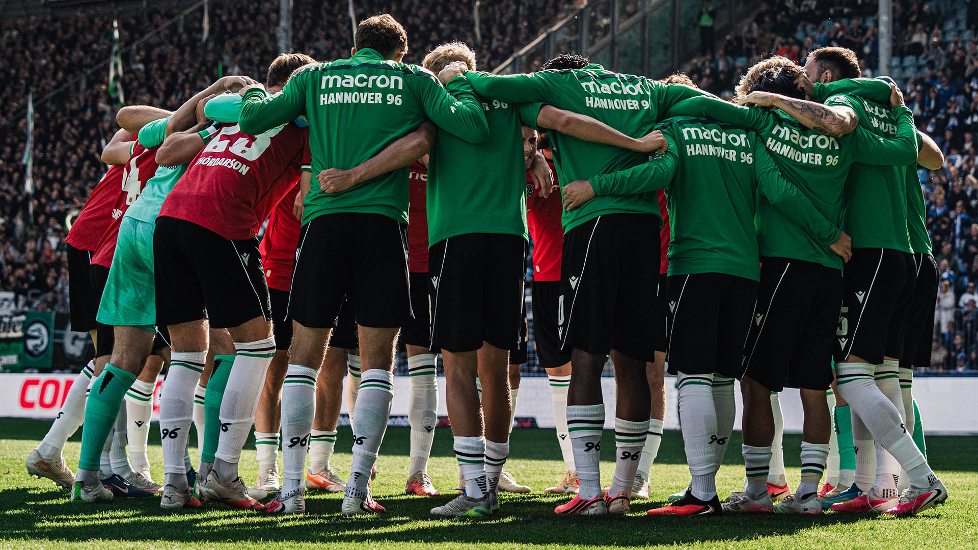 Mannschaftskreis aus 96-Spielern vor dem Spiel.