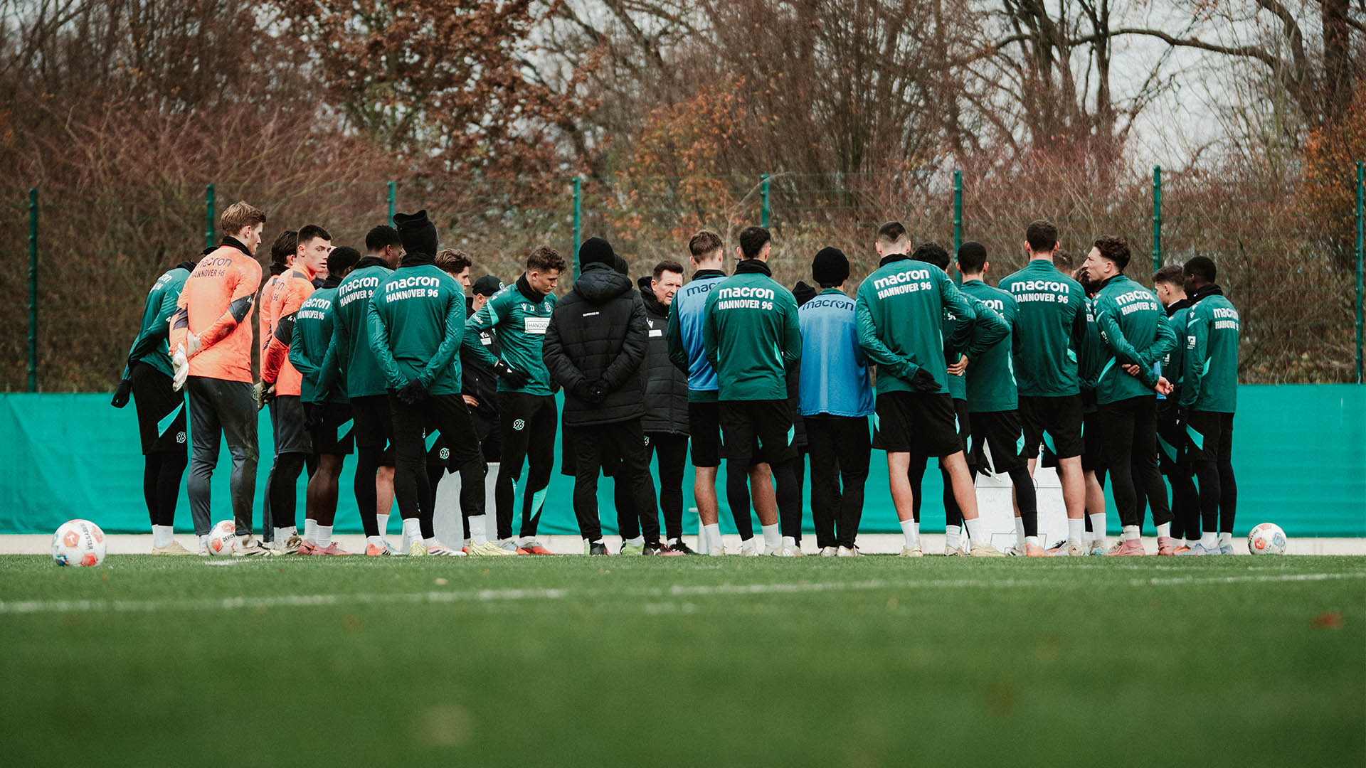 Mannschaftsbild auf dem Trainingsgelände.