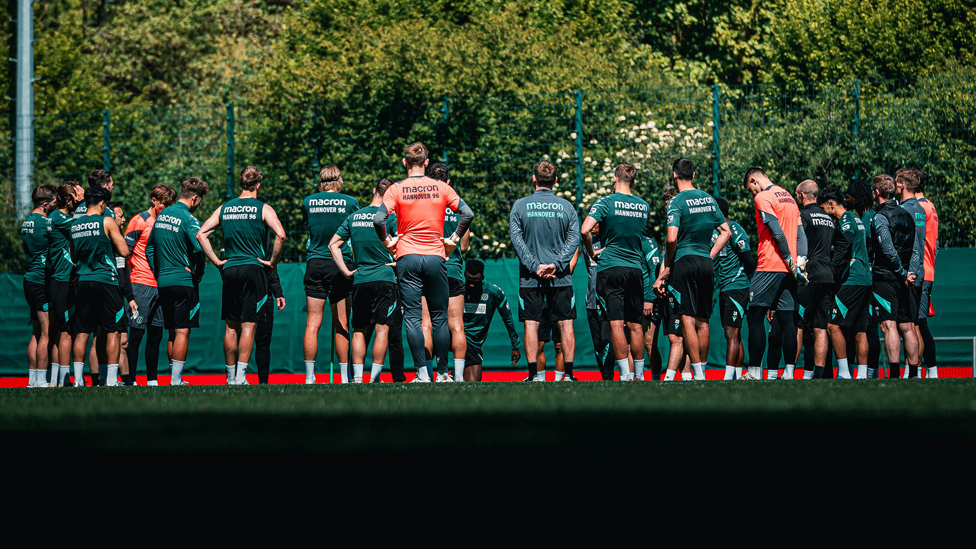 Die Mannschaft im Kreis vor dem Training.