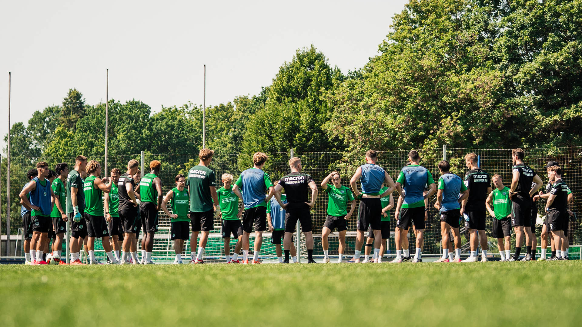 96-Mannschaftskreis auf dem Trainingsfeld.