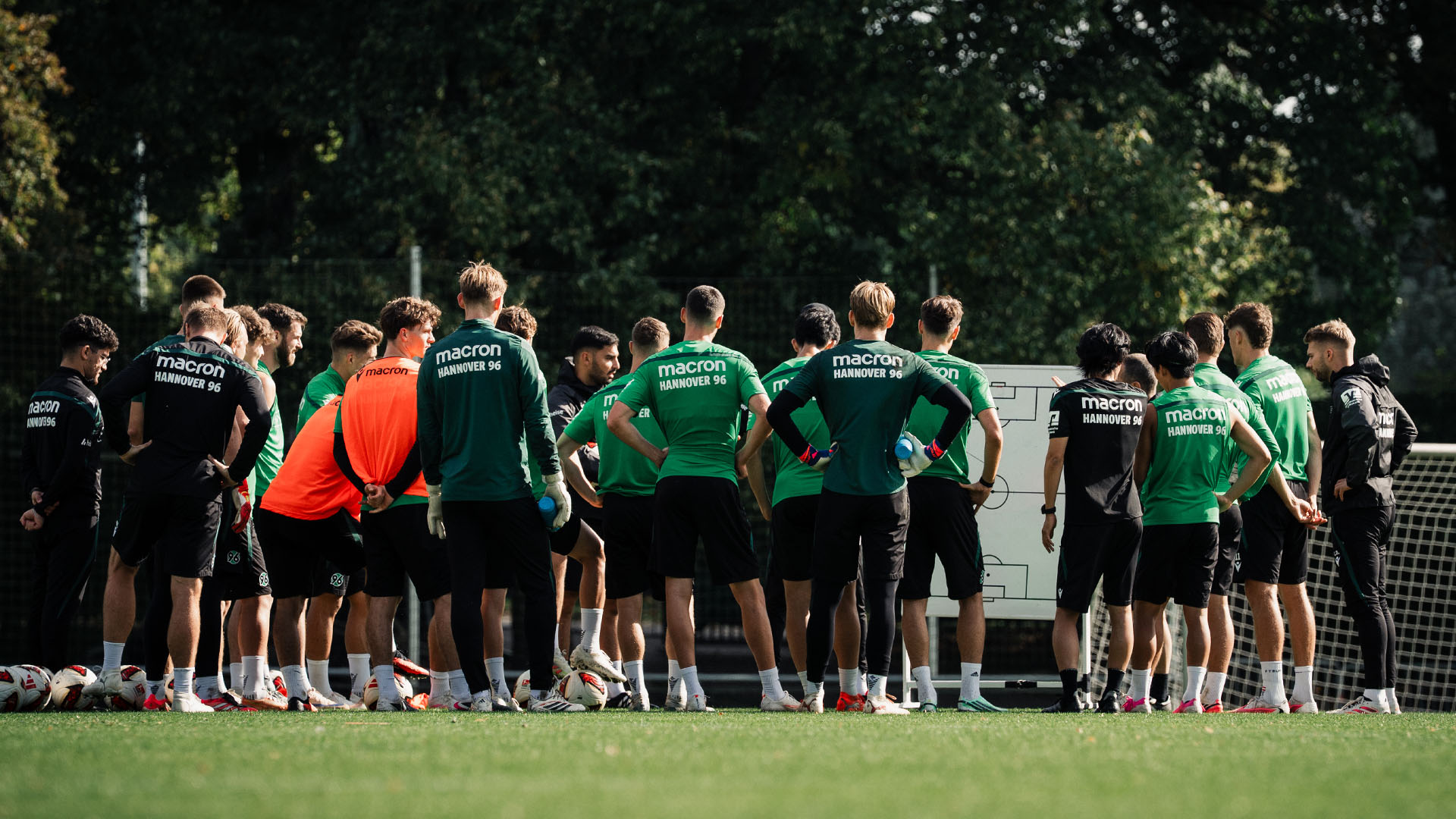 96-Mannschaftskreis auf dem Trainingsplatz.