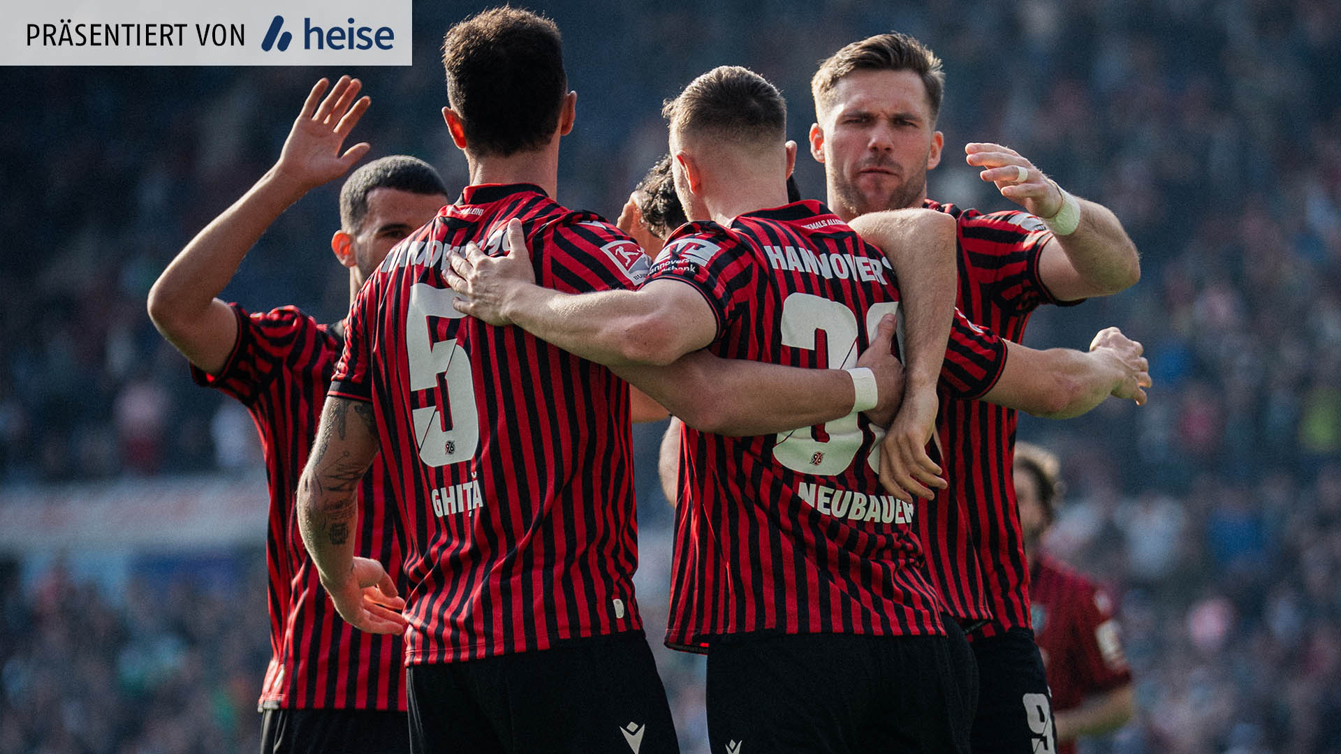 Eine Jubeltraube aus 96-Spielern im Heimtrikot.