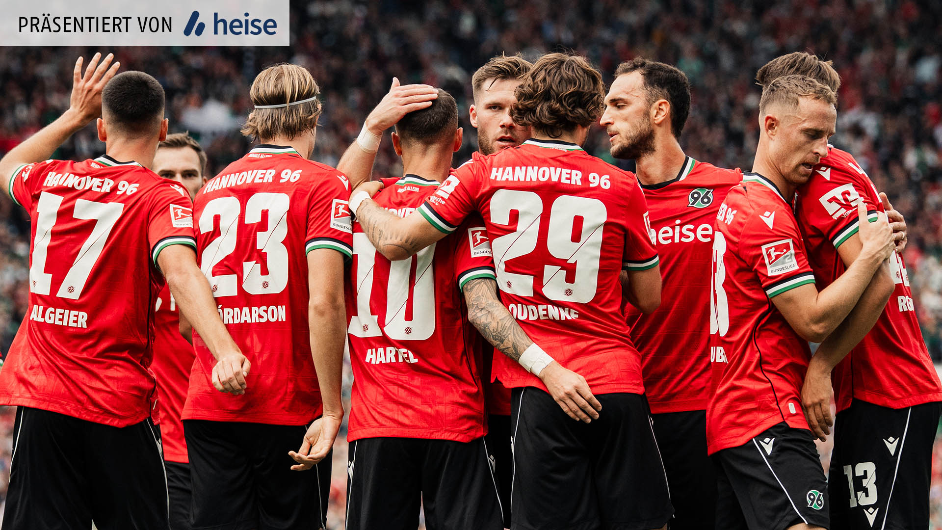 Eine Jubeltraube aus 96-Spielern in roten Trikots. 