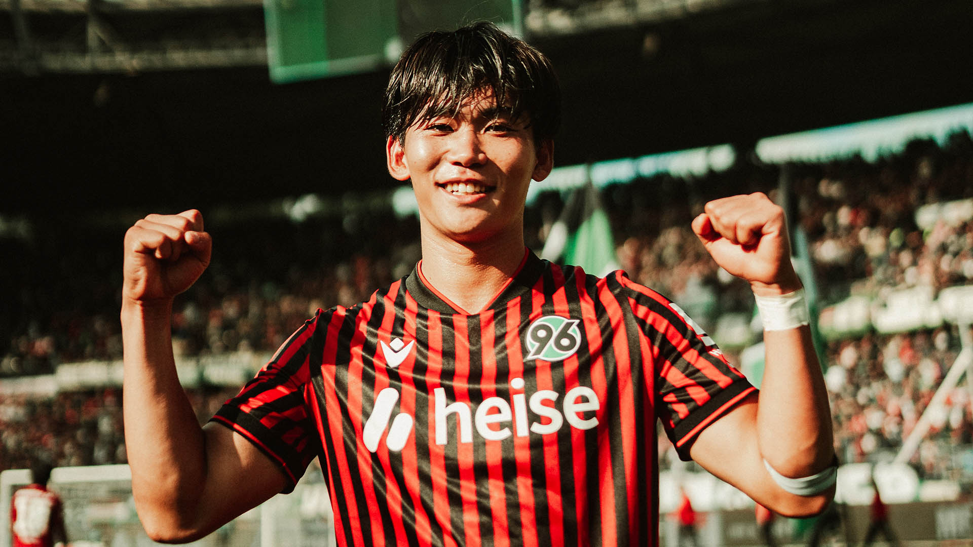 Matsuda lächelt in Jubelpose in die Kamera.