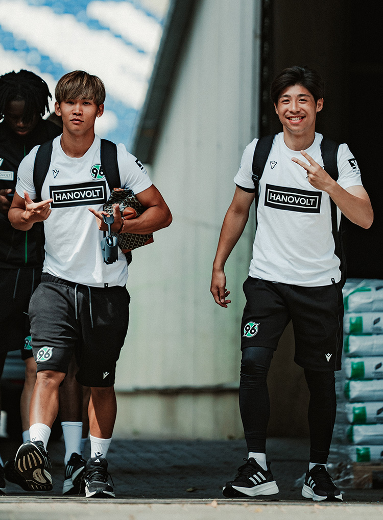 Hayate Matsuda und Daisuke Yokota gehen nebeneinander.