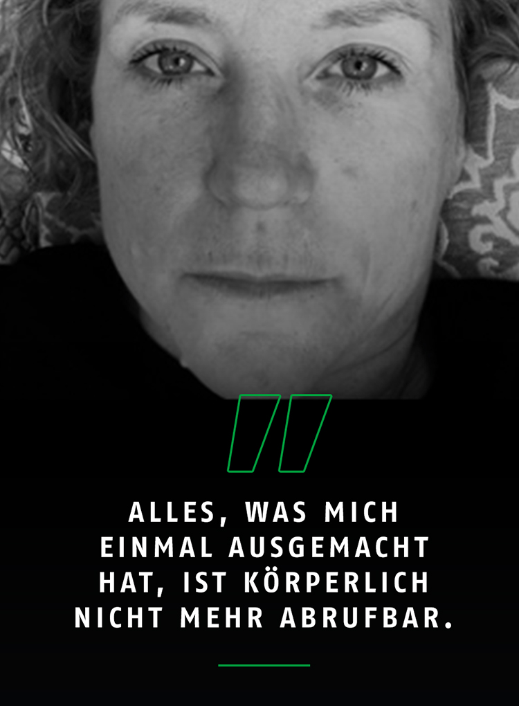 Eine Frau die in die Kamera blickt. Im Vordergrund eine Zitatkachel.