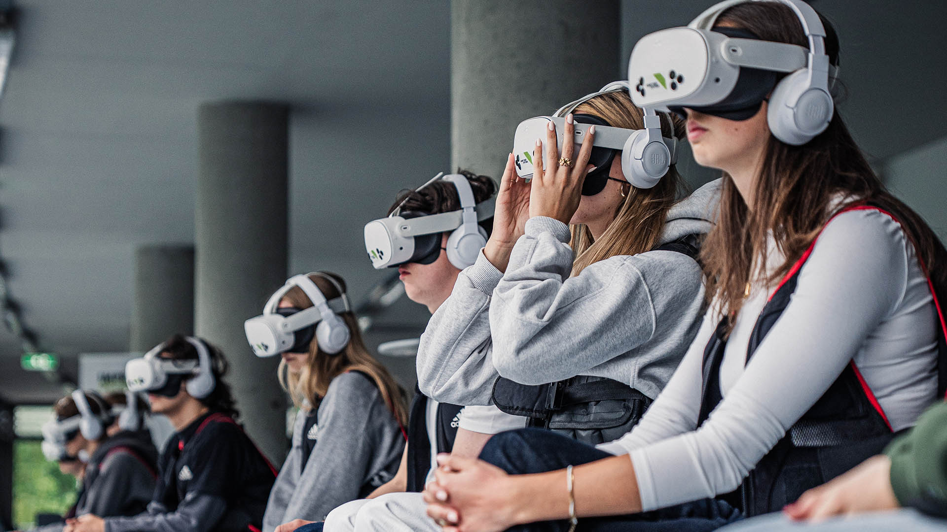 Einige Schüler mit VR-Brillen auf dem Kopf.