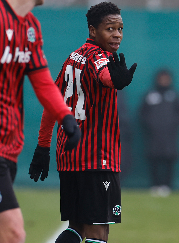 Mwisho Mhango winkt in die Kamera.