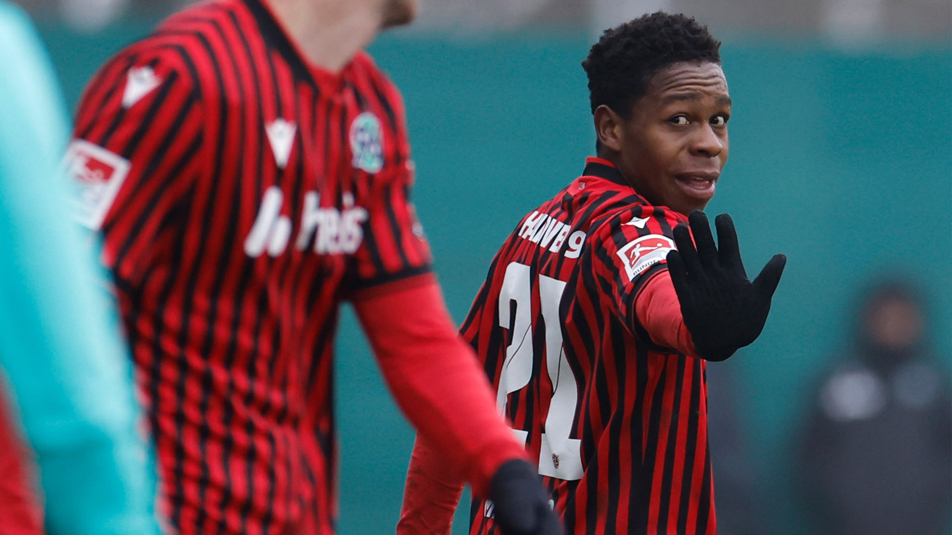 Mwisho Mhango winkt in die Kamera.