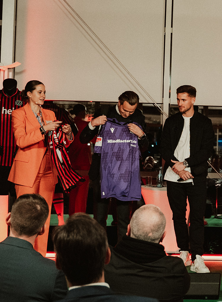 Das neue Trikot mit dem Schriftzug mindfactory wird hochgehalten.