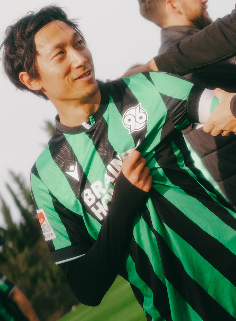 Sei Muroya in Nahaufnahme mit grün-schwarzem Trikot.