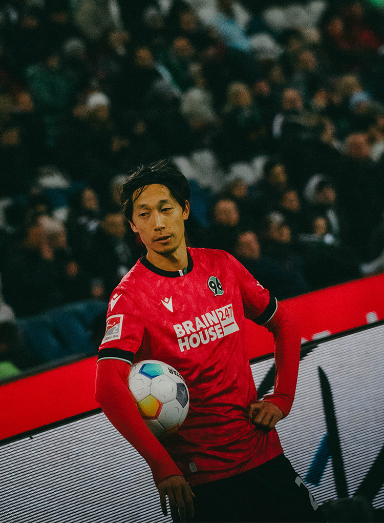 Sei Muroya mit dem Ball unter dem rechten Arm.